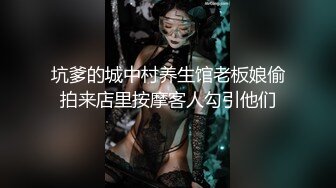 露脸女跪下吃鸡巴