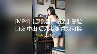 无毛白虎粉穴小姐姐全裸展示，单腿黑色网袜抬起双腿掰穴，超近距离特写清晰可见，翘起屁股扭动修长美腿