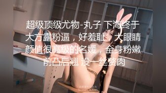 清純天真爛漫眼鏡文藝女婊，墻上掛著自己藝術寫真照，很反差