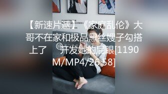 漂亮美女拍写写真被色狼色影师拿震动棒插逼 玩弄的淫水泛滥