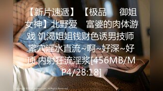 精选3位漂亮的小姐姐如厕超近距离偷拍手机都快贴逼上了让你看个彻底