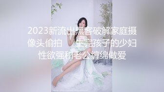 《贵在真实极限偸拍》咸湿房东在卫生间屋顶安装针孔纯上帝视角偸拍眼镜妹子日常用大盆水舀子洗澡，身材不错皮肤白嫩 (1)