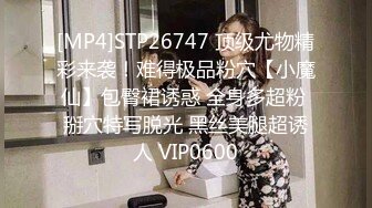 口罩男卧室中大战黑丝老婆，还找个单男前后夹击，这次操爽了