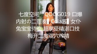 小姐姐cos樱岛麻衣学姐逛街，制服jk配黑丝，黑丝裆部是花纹图案搭配粉色内裤很性感，趴在桌子上玩游戏被抄底