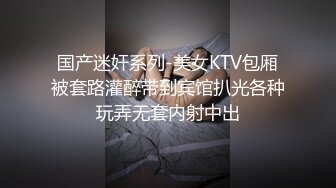 三个中年妇女玩弄一个大哥全程露脸丝袜情趣，大黑牛自慰骚穴特写展示，口交大鸡巴让大哥轮流爆草干的直冒汗