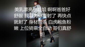 大中午情侣包厢开着门吃饭，饭饱思淫欲 ，两只手拉起女友内裤就扣进去，裤子拉链打开露出鸡巴，真牛逼！