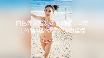 2020新跟拍！大波浪少妇.尿尿完还有未掉落的尿液在阴唇上面