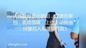 偷窥美容院，夜幕降临，老板娘和儿子床上玩耍，赤裸上体，儿子在玩手机，母亲调皮啊将手伸向后背还摸了下鸡小鸟，长大这对母子不得了！