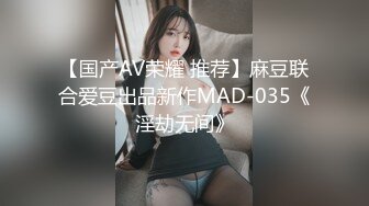 性感火辣的女模 一边黑丝一边网袜 太骚了