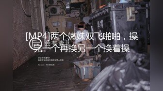 电子厂保安女工宿舍爬窗偷窥几个刚下班的小姐姐洗澡