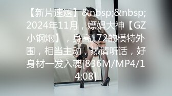 清純眼鏡娘，文文靜靜，佳人美乳，墻上掛著自己拍的藝術寫真