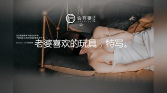 外面有人偷看，开着门露出