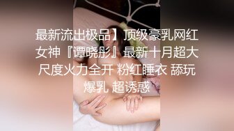 双胞胎姐妹相约婚纱店试婚纱