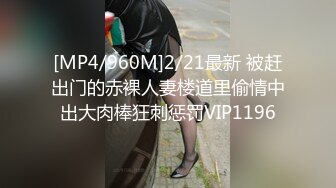 有心总会发现一些有趣的，酒店楼下碰见一位少妇怀着孕上厕所，小穴干净，来大姨妈也不影响观看，不知为啥用手拍打阴蒂？