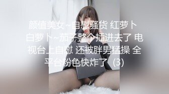 新来的黑丝露脸情趣人妻跟胖哥激情啪啪，亲着小嘴撸着鸡巴，口交足交主动上位抽插，让小哥压在身下爆草好骚