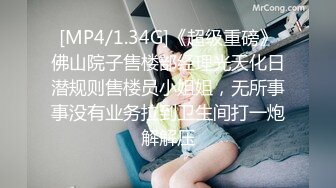 三个大学生趁教室没人在教室操逼,没想到班主任就在后面教室门口观赏