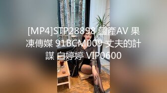 《极品CP❤️魔手外购》正版2K近景热闹商场女厕刁钻位置偸拍超多小姐姐方便，能看脸又能看私处，浓浓分泌物挂逼上不掉