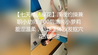 女友在客厅看电视勾引我