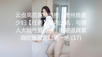 女友被插得受不了，只能用玉足了