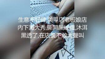 骚货少妇夹着肛塞就下楼了，站在自家车前还有点害羞，‘小母狗,撅起屁股来’,‘这样不好吧’，乖乖翘起白花花屁股,欢迎来约！