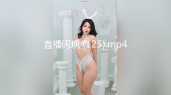 烈焰红唇花臂纹身美乳小姐姐，脱掉衣服扭动细腰，坐在椅子上振动棒插穴