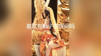 《破解家庭摄像头》监控偷拍鲜花店老板娘在大厅给情夫吹箫闺蜜突然出现把她支开继续口爆