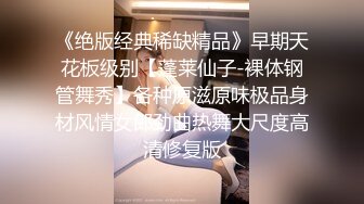 《绿帽淫妻✿新瓜速吃》淫荡女人的终极梦想，自己被老公蒙上眼睛，岔开双腿躺着，房间里一群男人排着队，而自己老公在旁边看着