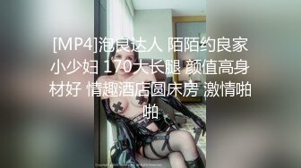 寸男爷们约炮健身汉子,放着GV被大粗屌操着屁眼,全程啪啪大响浪叫不断,爽死这个骚货了