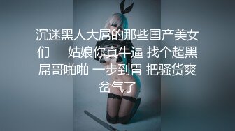 金发小妞躺着享受被鸡巴射一脸