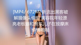 这样的骚女哪里有？硕大的自慰棒出来，掰开湿穴等待进入