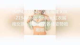 [MP4/ 1022M]&nbsp;&nbsp; 时尚黑框眼镜美女3P俩胖哥,颜值不错,后入插入,表情逐渐失真