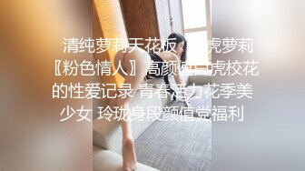 风骚小婊妹让小哥亲着小嘴玩奶子摸屁股慢慢扒光给狼友看，舔弄大鸡巴让小哥压在身下无套抽插，逼逼淫水多多