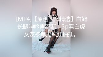 麻花辫顶级美女细腰翘臀牛仔裤，扭动屁股掰开穴，修长美腿揉捏贫乳，对着镜头揉搓阴蒂，震动棒摩擦高潮娇喘