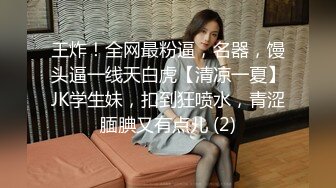 古铜色东方小美女和东欧白嫩美女一起玩3P同时玩大肉棒阴道插着吃逼