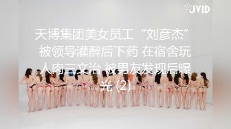 商场女厕超近距离贴B拍 刷手机的少妇