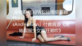 长裙美女尿完后一直臭美照镜子