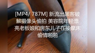 ⚫️⚫️最新高价露脸定制，极品女大生04年清纯小姐姐【胡椒仔】戴着斯文眼镜学生服满身淫字坐插假屌V字手势翻白眼非常反差