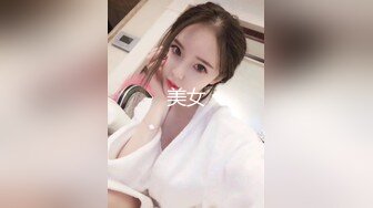 00后长发小美女独自在家自慰。把牙刷当肉棒舔